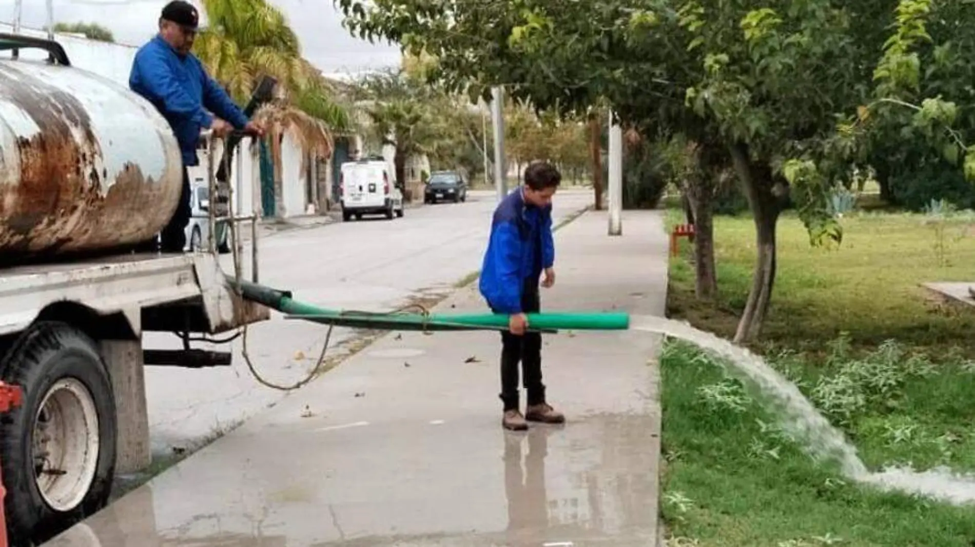 Participa personal de la Dirección de Desarrollo Social en las labores de desagüe de la ciudad